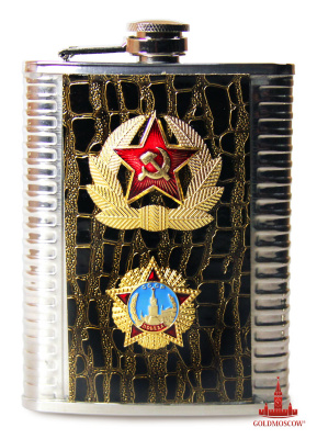 Фляга подарочная «Солдатская Победа» (1) Красивая и практичная подарочная металлическая фляжка, изготовленная из легированной нержавеющей стали с анодированным пищевым покрытием, позволяющим хранить содержимый в ней напиток достаточно продолжительное время, без изменения вкусовых и естественных качественных изменений. Фронтальная и тыльная сторона внешней поверхности фляги покрыта влагостойкой полимерной кожей, придающей ей особенный эффектный внешний вид, включая тактильные комфортные ощущения от ее использования.  Фляга имеет аппликационный металлический знак Красной Звезды, обрамленной золотыми лаврами солдатской доблести истории ВС СССР - официального знака различия солдат и старшин рабоче-крестьянской красной армии советского периода времени. В нижней фронтальной части фляги расположен знак Ордена «Победа». Орден был утвержден во время Великой Отечественной войны, как высшая военная государственная награда и имел всего несколько награждений.  Размер фляги 23х93х122 мм., объемом 230 мл.